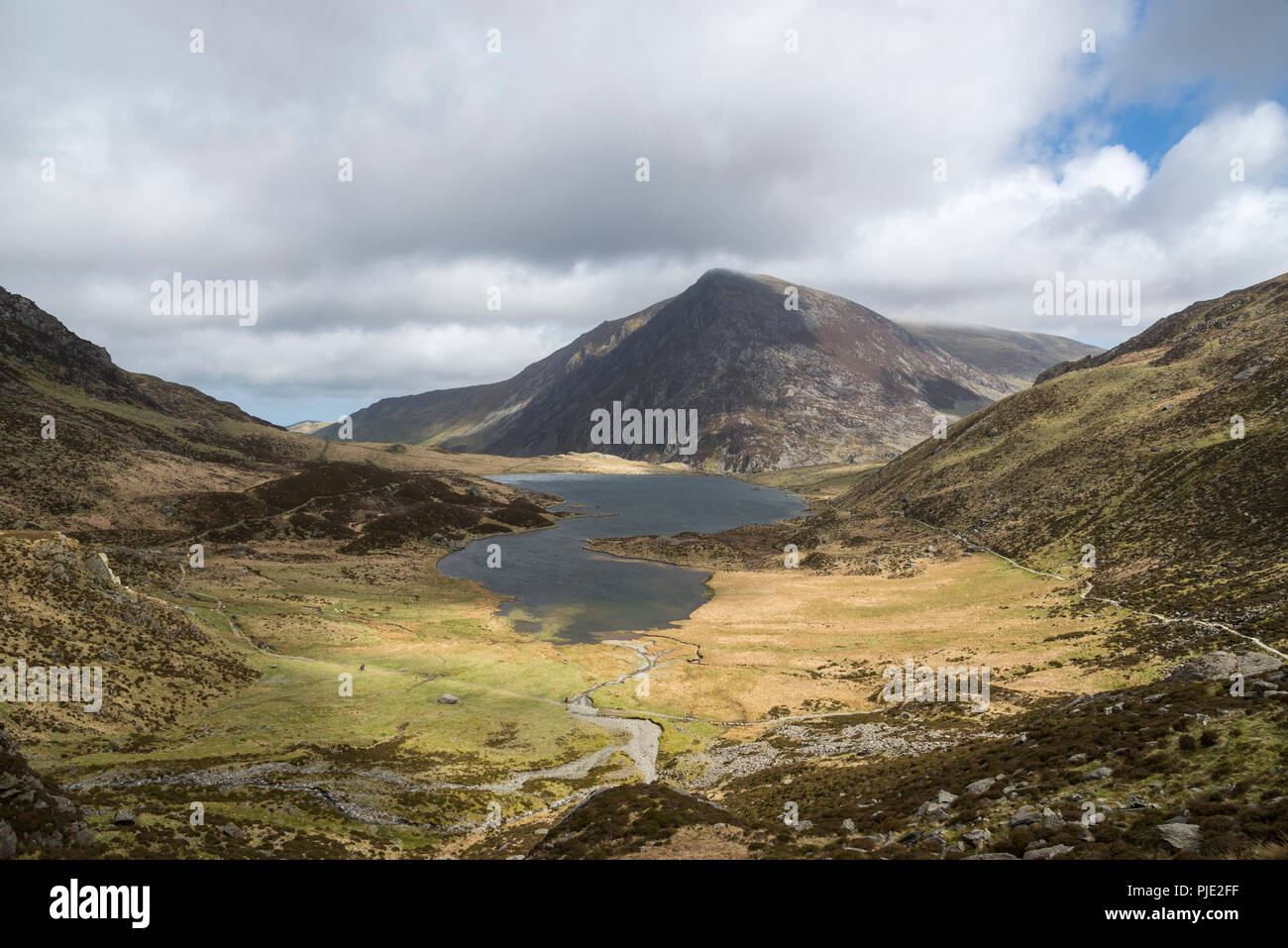 Un paesaggio mozzafiato a Cwm Idwal riserva naturale, Snowdonia National Park, il Galles del Nord. Foto Stock