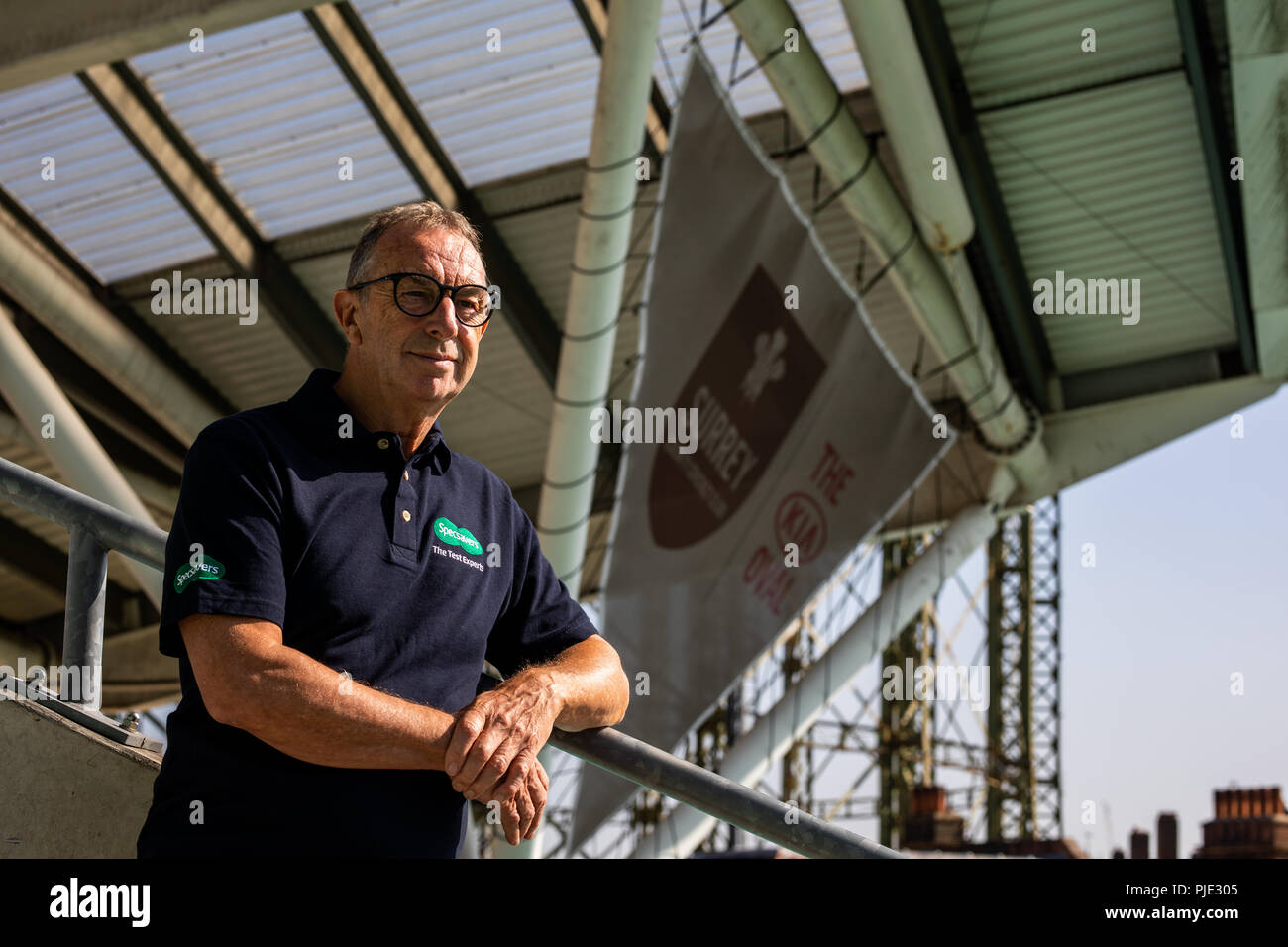 David "Bumble' Lloyd pone per un fotografo durante un evento di Specsavers alla Kia ovale, Londra. Foto Stock