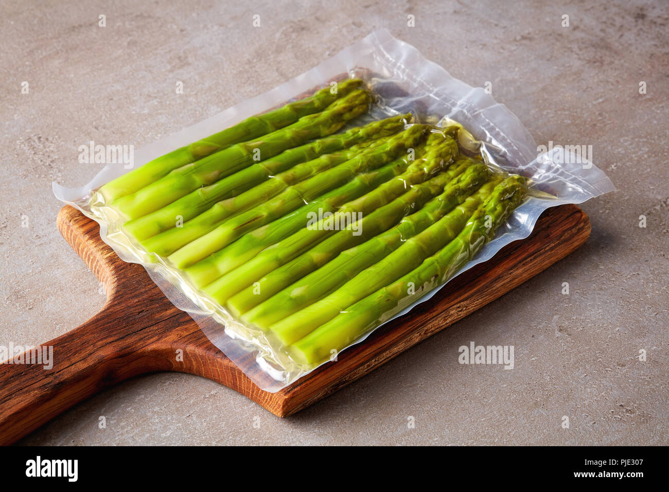 Asparagi freschi sigillata sotto vuoto pronto per sous vide per la cottura Foto Stock