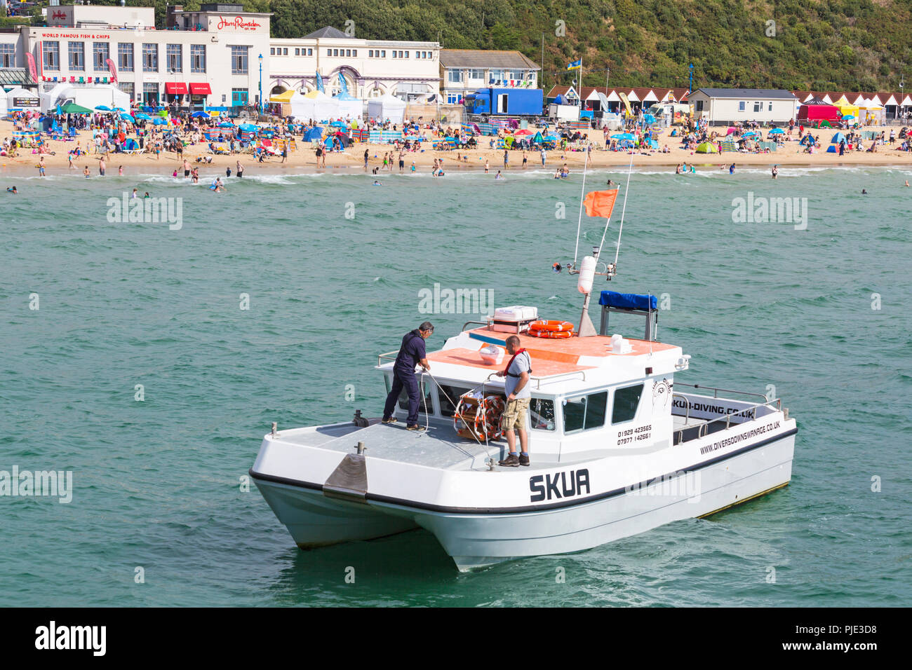 Barca Diving Skua nella baia di Bournemouth Beach e Bournemouth Dorset Regno Unito nel mese di settembre Foto Stock