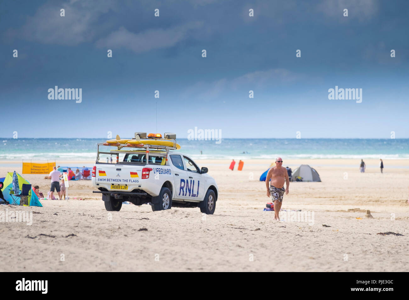 Un bagnino RNLI risposta di emergenza del veicolo sul carrello Crantock Beach in Newquay Cornwall. Foto Stock