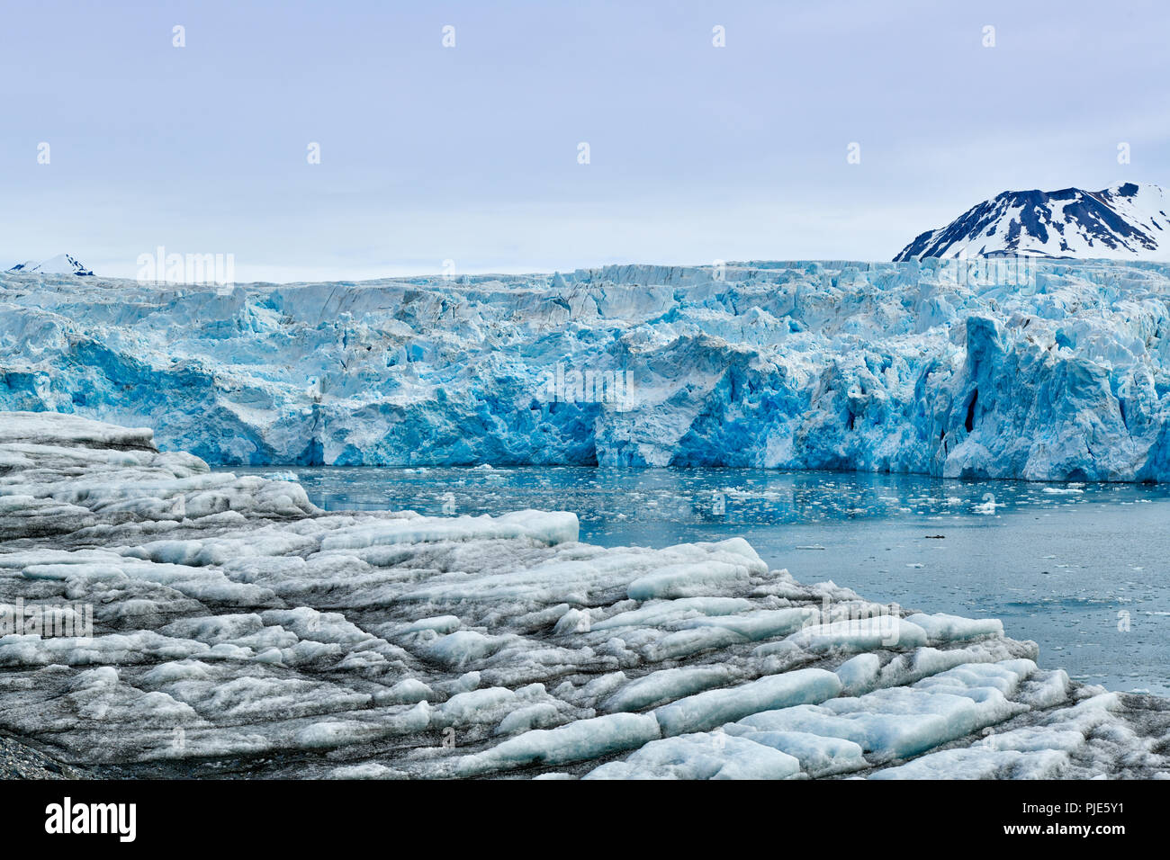 Blu ghiaccio del ghiacciaio Dahlbreen sulle Svalbard o Spitsbergen, Europa Foto Stock