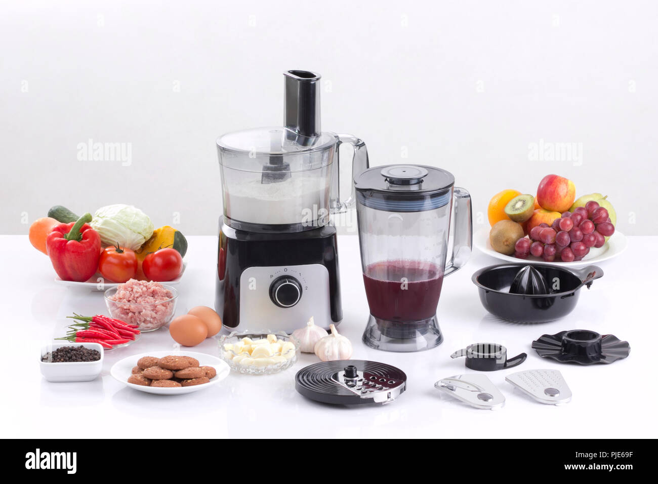 Multi Purpose frullatore elettrico con accessori, la frutta e la verdura Foto Stock