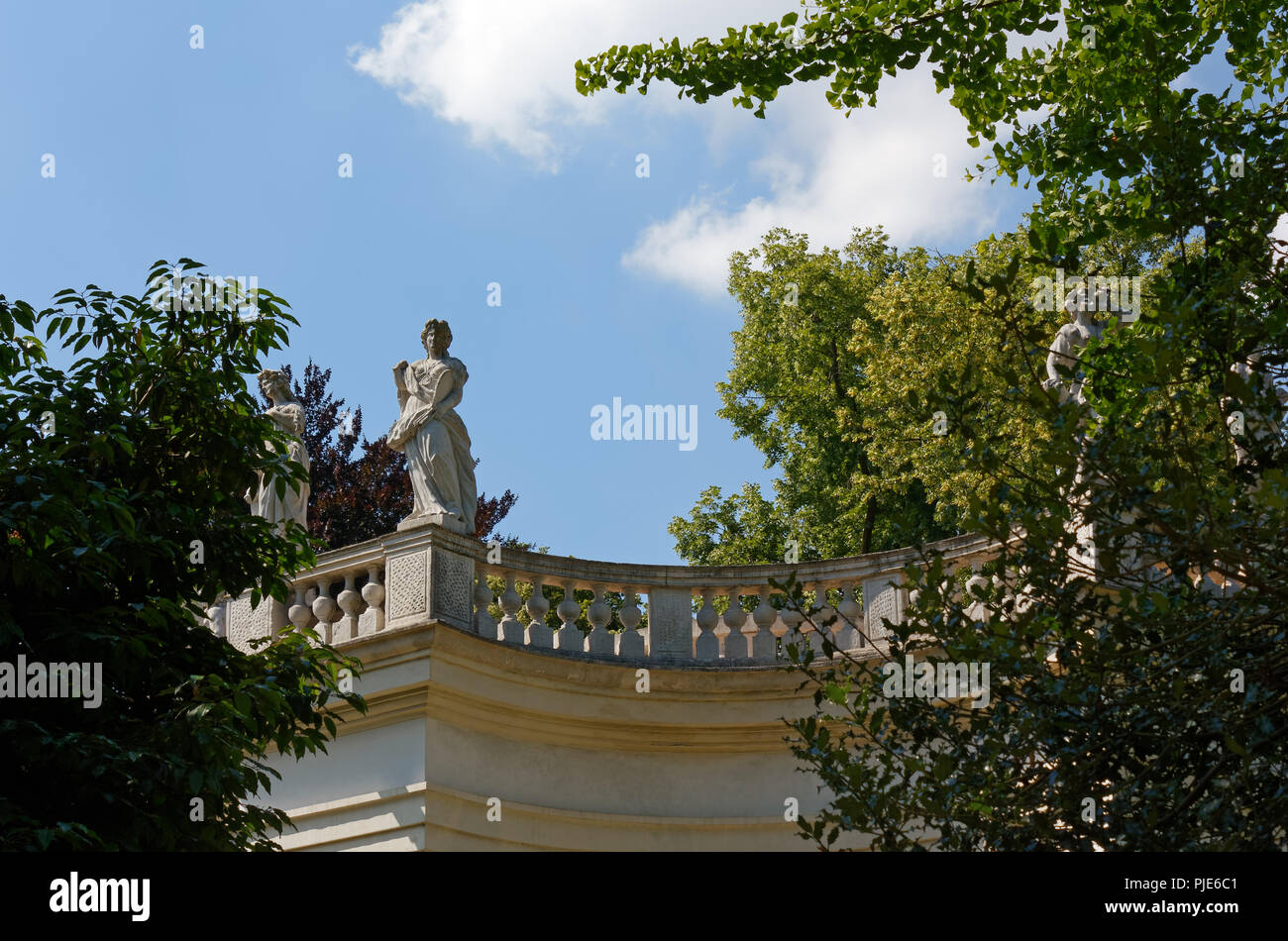 Femminile di statue di marmo su un balcone neoclassico in un parco Foto Stock
