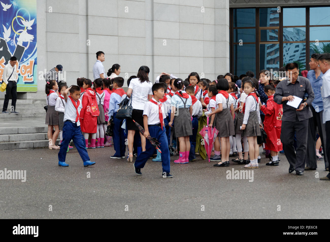 Corea del Nord i bambini della scuola di lasciare il Circus a Pyongyang Foto Stock