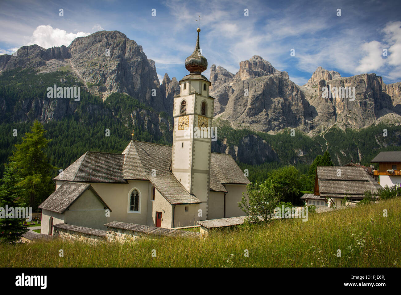Chiesa di Colfosco in Badia con il gruppo del Sella in background (Corvara, Val Badia, Bolzano, Alto Adige, Italia) Foto Stock