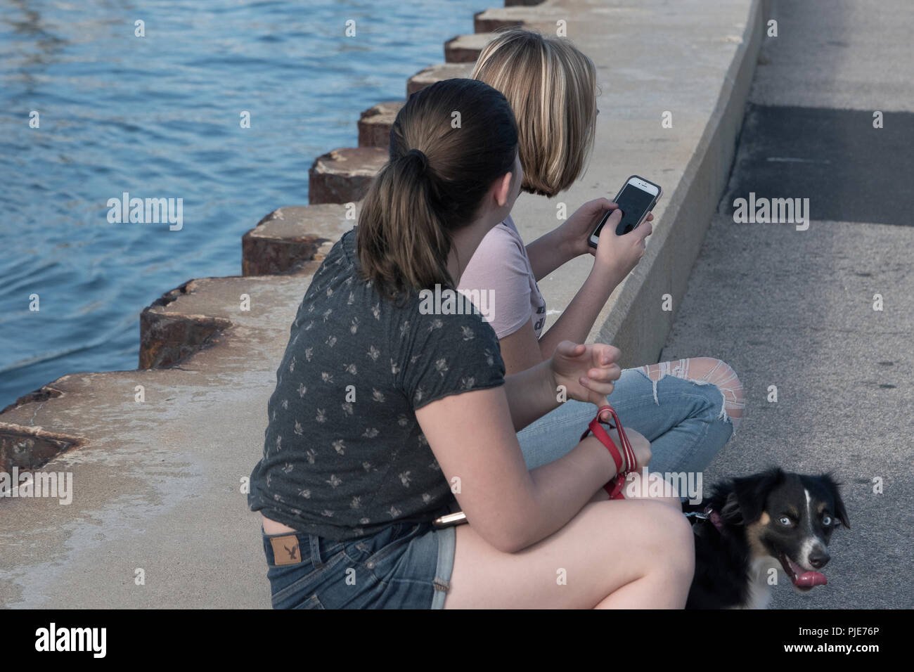 Barca di lusso con le donne sulla prua si affaccia Watch Hill Harbour Foto Stock