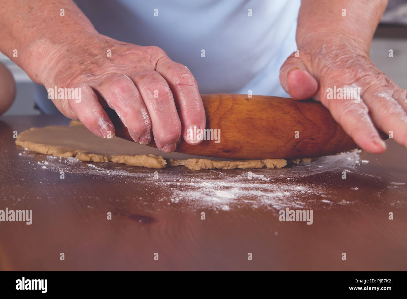 Le donne della nonna le mani stendete la pasta con un vintage mattarello sul tavolo Foto Stock