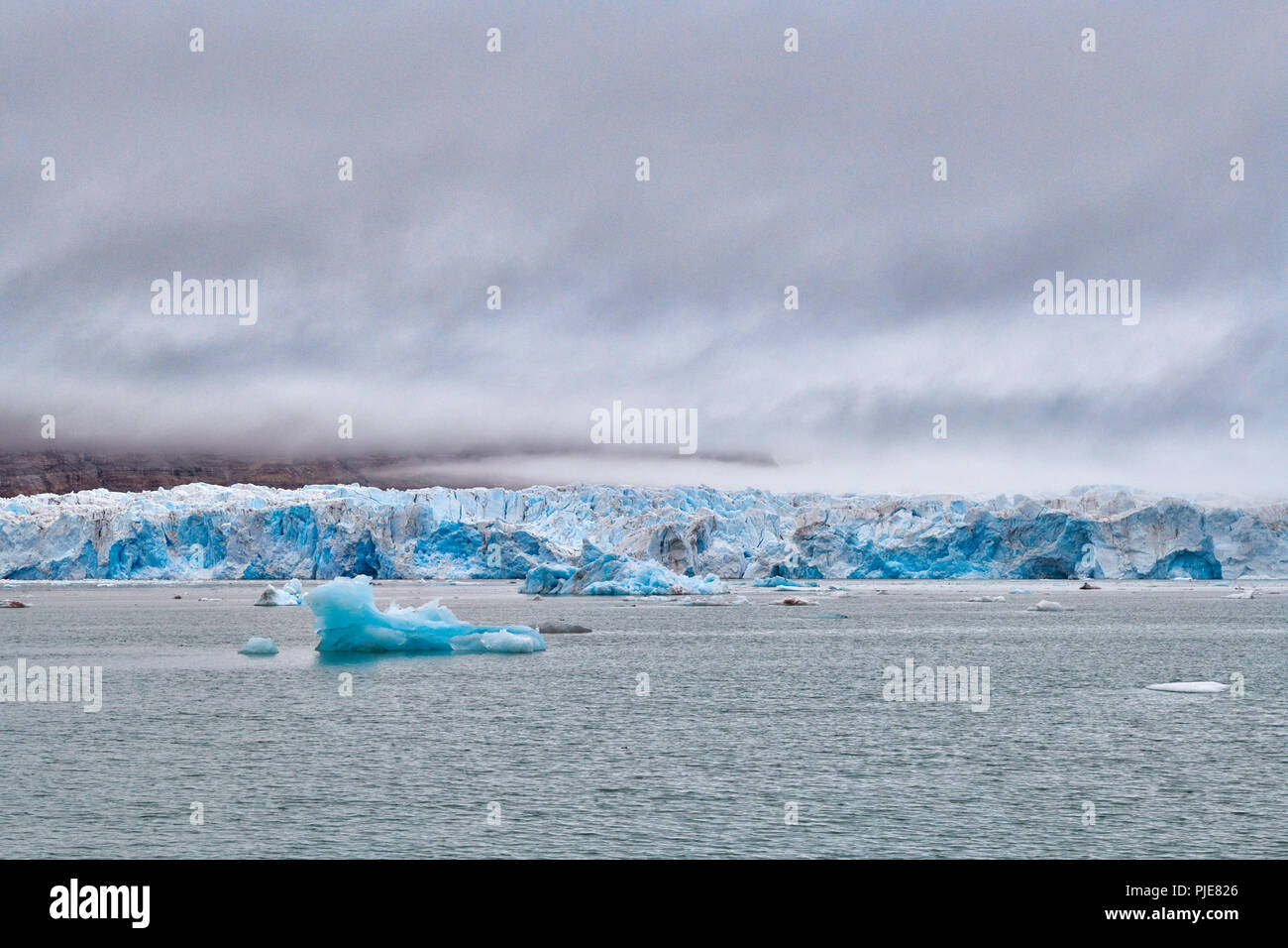 Blue Ice di Kronebreen o corona ghiacciaio, Kongsfjord, a Ny Ålesund, Svalbard o Spitsbergen, Europa Foto Stock