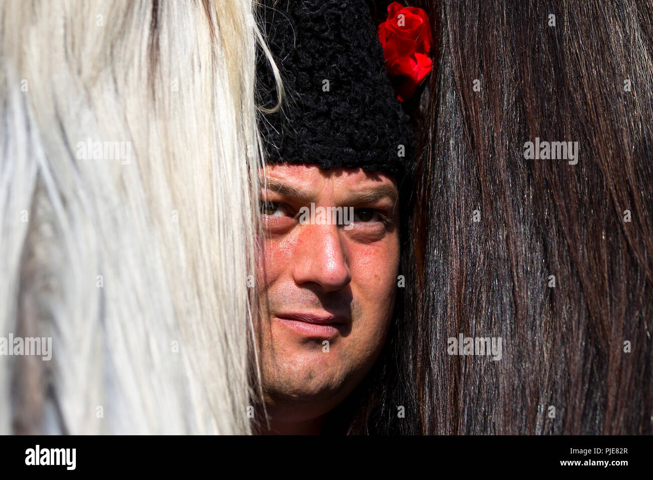 Pernik, Bulgaria - 28 Gennaio 2018: i partecipanti prendono parte al Festival Internazionale di giochi Masquerade Surva. Il festival promuove variazioni o Foto Stock