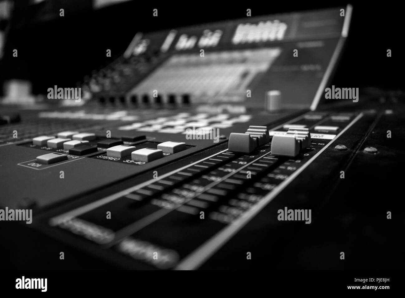 Ampia angolazione del Professional Audio console di mixaggio digitale con encoder di controllo, monocromatici in bianco e nero Foto Stock