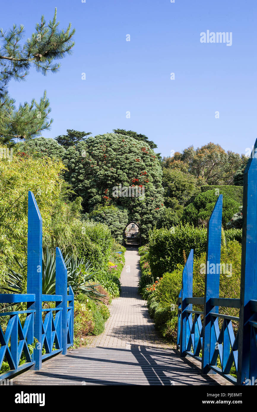 Il ponte vicino all'ingresso, Tresco Abbey giardino, Tresco, isole Scilly, REGNO UNITO Foto Stock