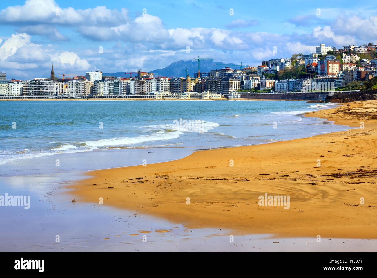 San Sebastian - Donostia Spagna, Paese Basco, vista di Ondarreta spiaggia di sabbia, La Concha bay e dello skyline della città Foto Stock