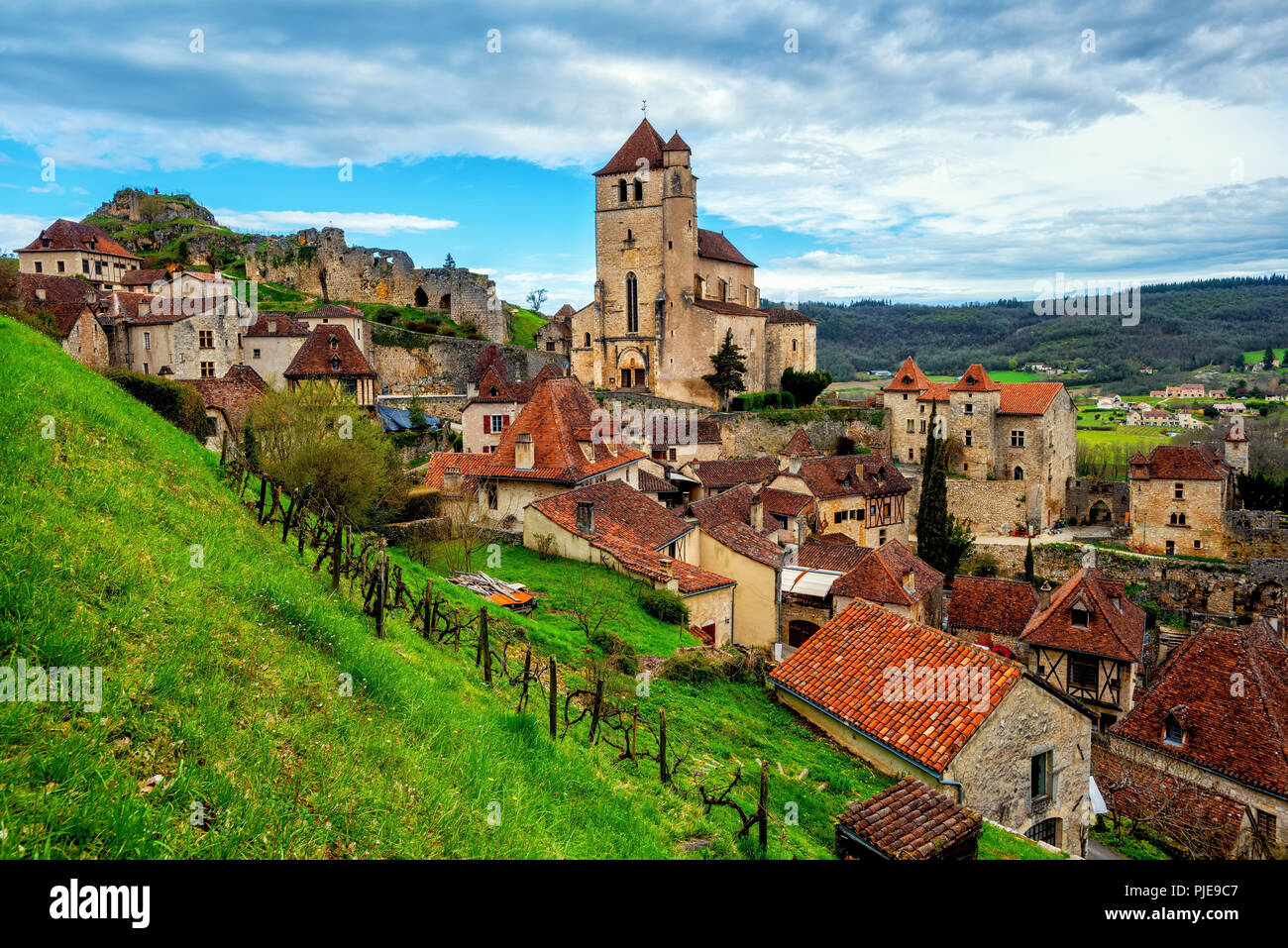 Centro medievale della città vecchia di Saint-Cirq-Lapopie, uno dei più bei villaggi di Francia (Les Plus Beaux Villages) e una meta turistica molto destinati Foto Stock