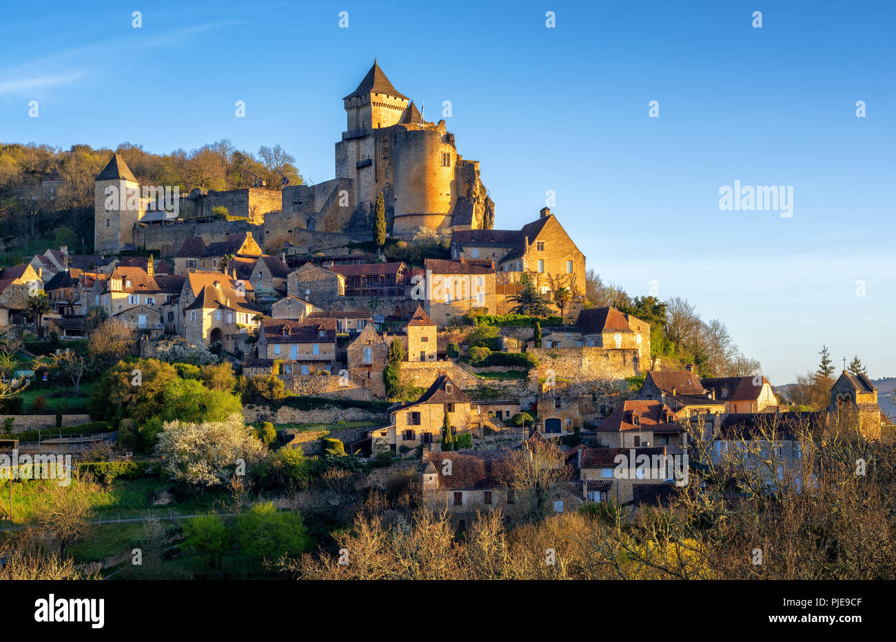 Castelnaud medievale-la-Chapelle hilltop village con Chateau de il castello di Castelnaud, Dordogne, Perigord Noir, Francia Foto Stock