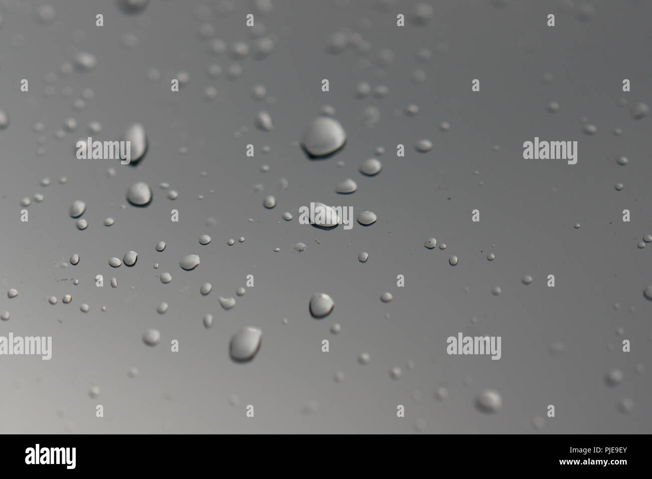 Gocce di pioggia in corrispondenza della finestra Foto Stock