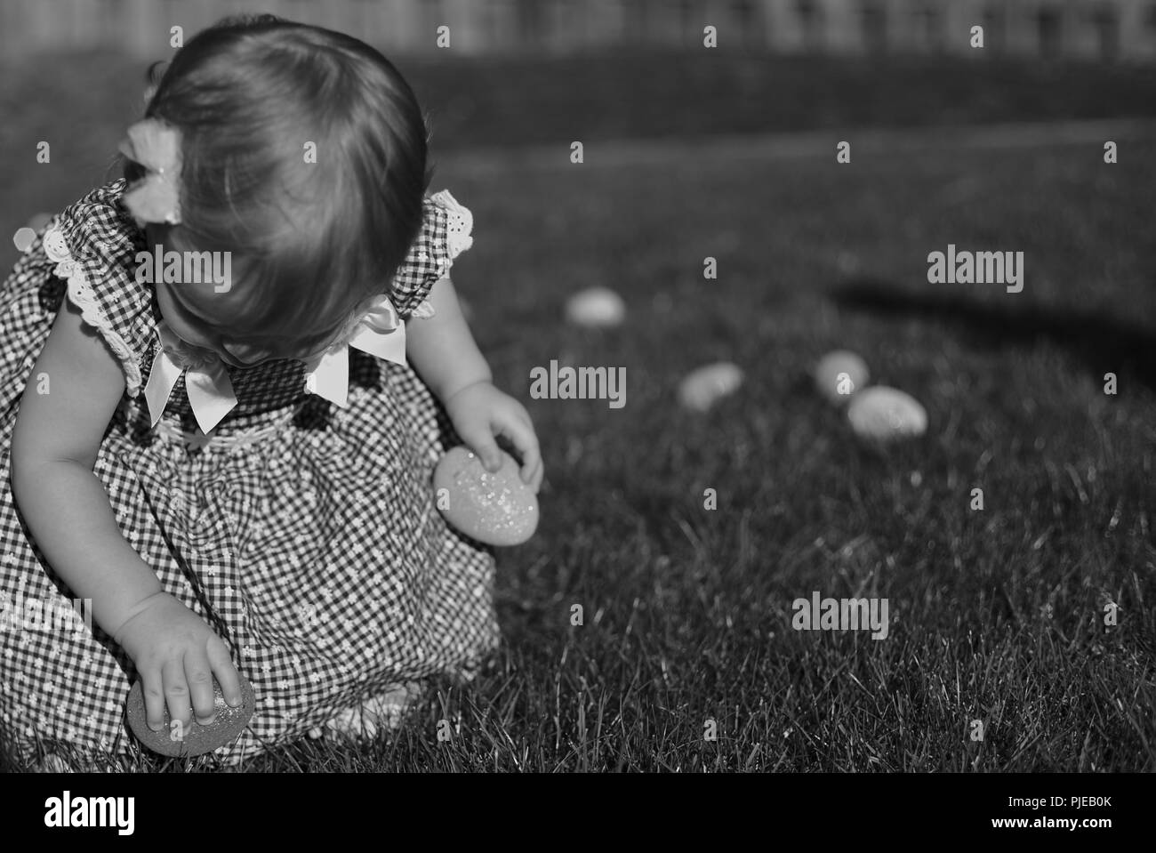 Bambina di prelevare le uova di pasqua. Foto in bianco e nero. Foto Stock