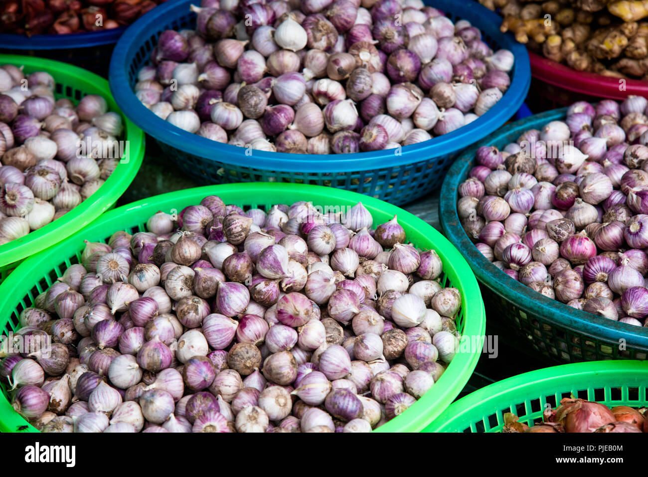 Freschi coltivati localmente le cipolle in cesti presso il mercato giornaliero, Hanoi, Vietnam Foto Stock