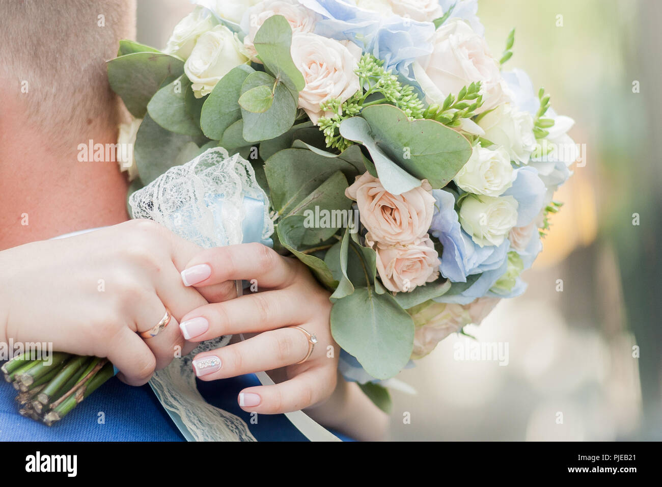 Fiore, bouquet, amore, Giorno Valentine, matrimonio, sfondo, hymeneal, anelli, decorazione, concetto, vacanze, oggetto, celebrazione, creativo, oro, coupl Foto Stock