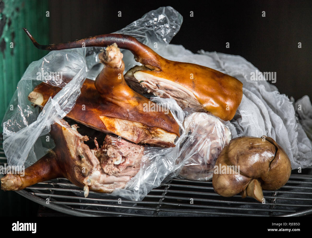Cucina di strada. Pronto da mangiare ma ancora da affettato freddo cane taglia portato fuori in una busta di plastica. Hanoi, Vietnam Foto Stock