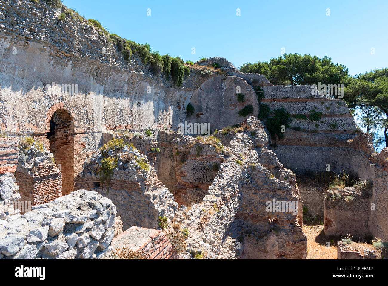 Le rovine di Villa Jovis un palazzo costruito dall'imperatore Tiberio In annuncio 27 sull'Isola di Capri, Italia. Foto Stock