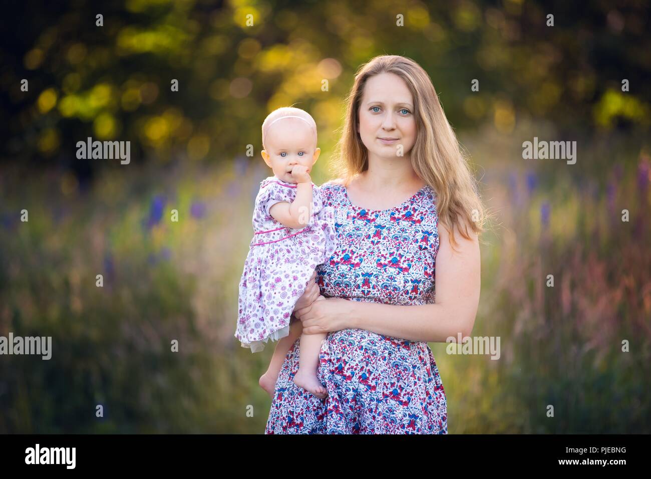 Ritratto di Madre e figlia piccola nel bellissimo paesaggio. La madre e il bambino ritratto. Foto Stock