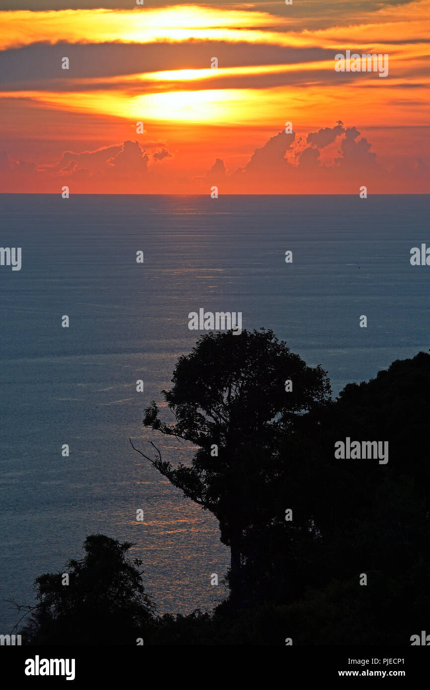 Il tramonto visto da Black Rock Viewpoint, Phuket, Thailandia, Sonnenuntergang gesehen vom Black Rock Viewpoint, Thailandia Foto Stock