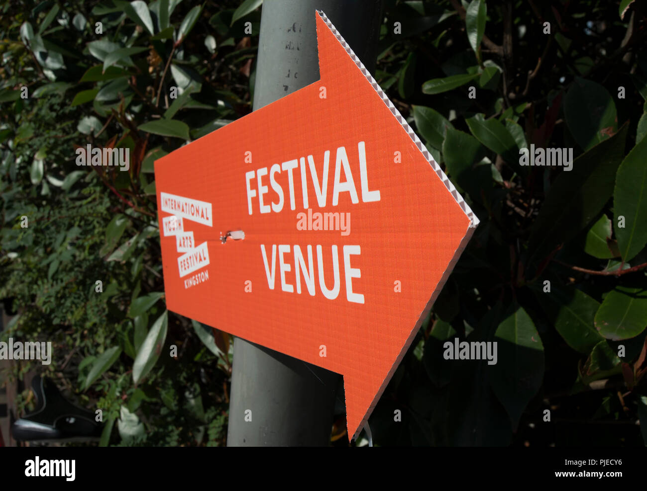 A destra segno di puntamento per la gioventù internazionale arts festival, a Kingston upon Thames Surrey, Inghilterra Foto Stock