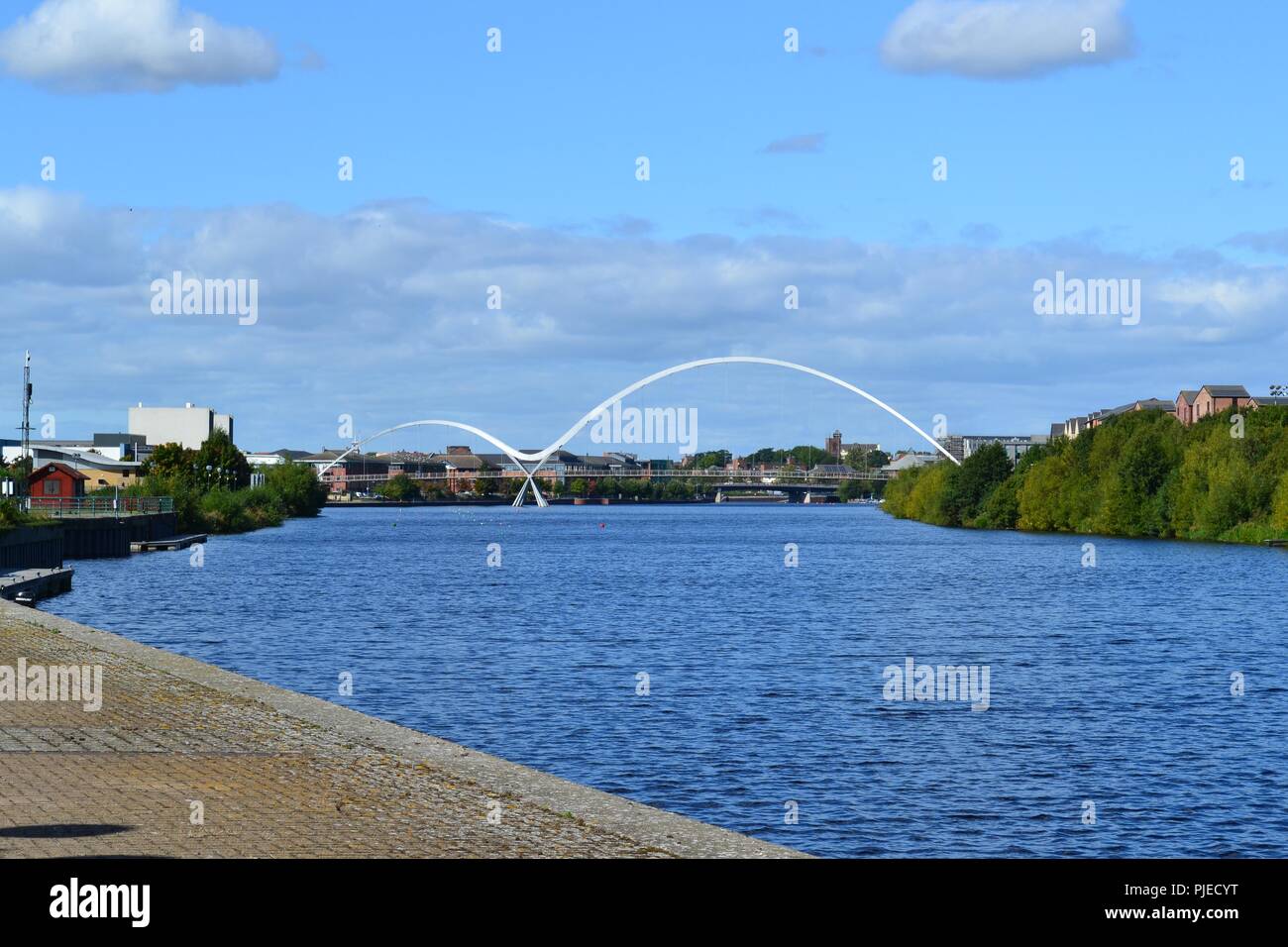 Sorprendente e illuminato naturalmente immagine dell'iconico infinito ponte che attraversa il Fiume Tees in Stockton-on-Tees, Regno Unito Foto Stock