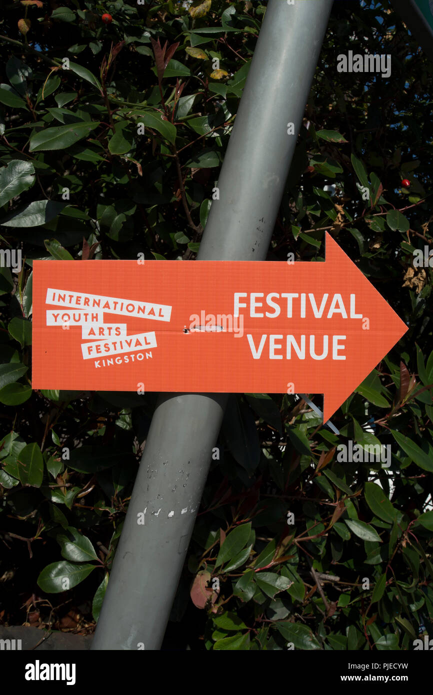 A destra segno di puntamento per la gioventù internazionale arts festival, a Kingston upon Thames Surrey, Inghilterra Foto Stock
