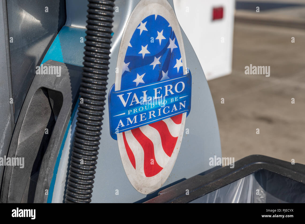 Valero - orgogliosi di essere americani, segno sulla pompa benzina, appena sopra il bidone della spazzatura; Valero stazione di benzina; Sunnyvale, California Foto Stock