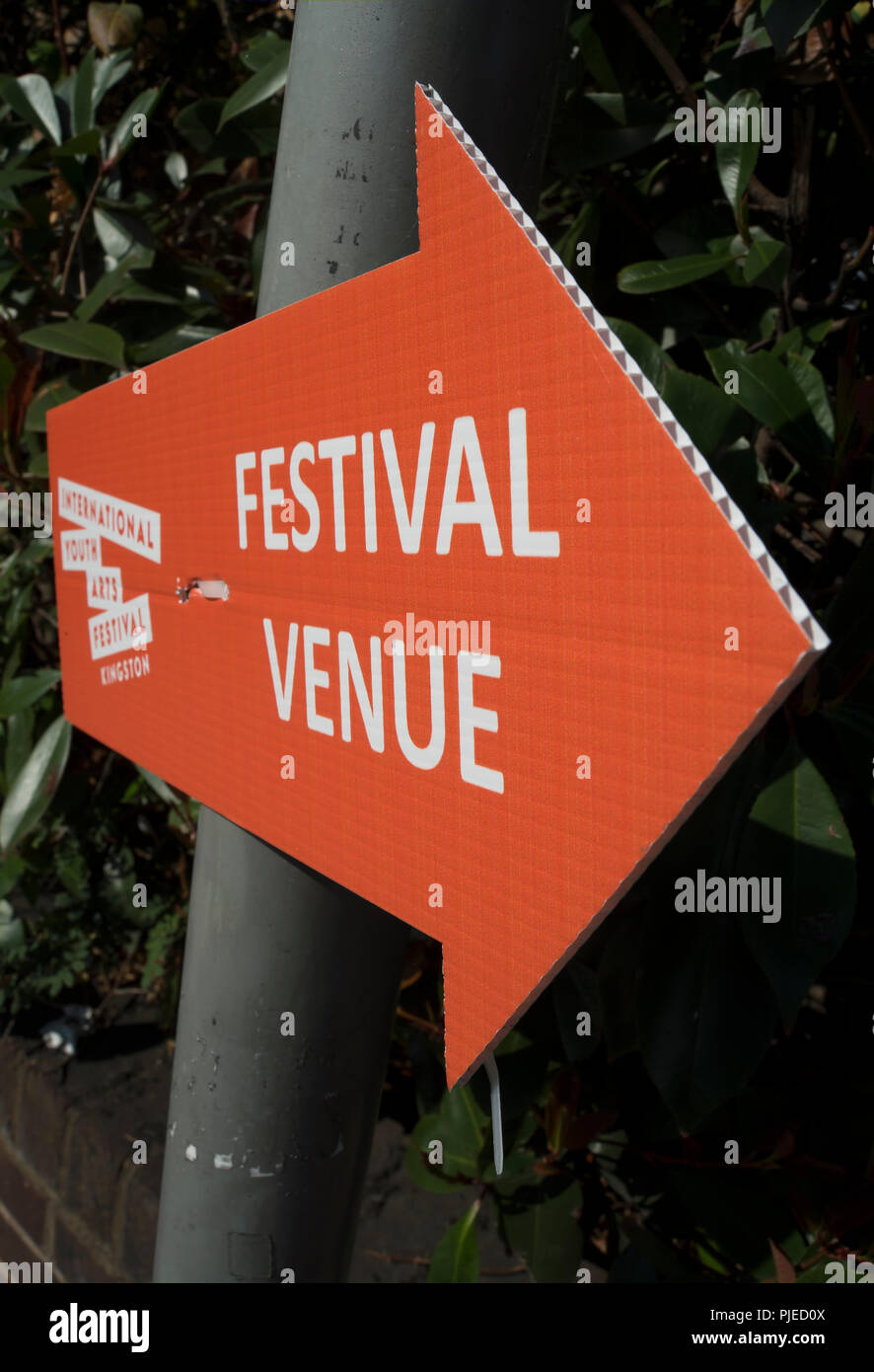 A destra segno di puntamento per la gioventù internazionale arts festival, a Kingston upon Thames Surrey, Inghilterra Foto Stock