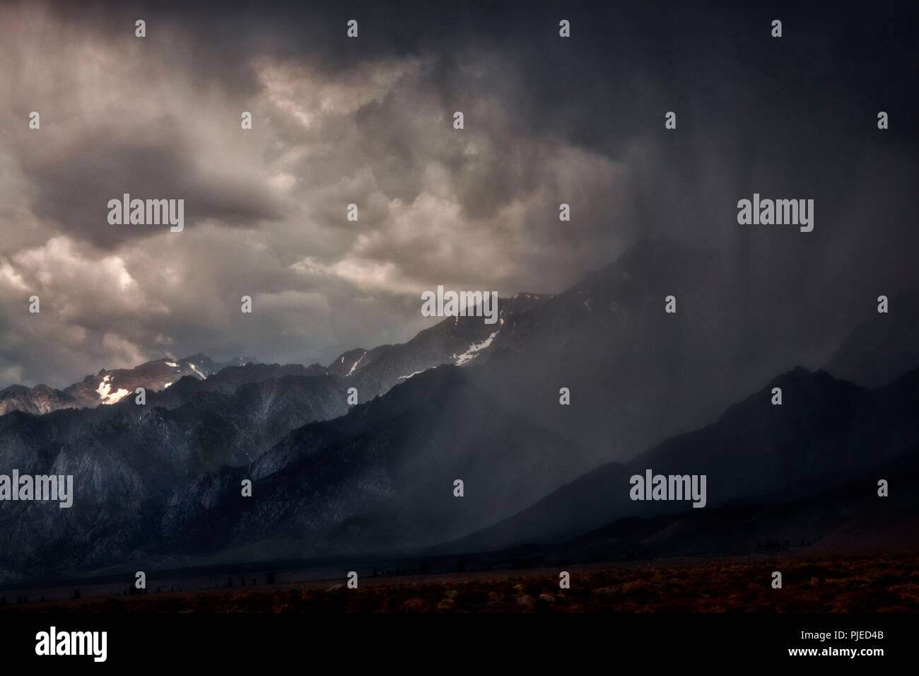 Eastern Sierra Nevada durante la tempesta, Highway 395 vicino a Lone Pine, Owens Valley, Inyo County, California Foto Stock