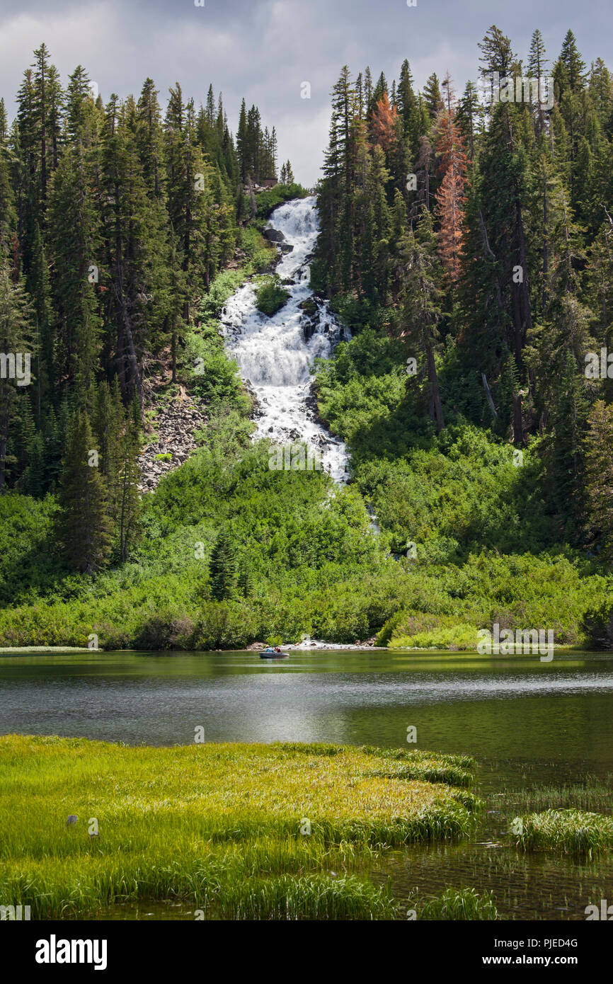 Twin Falls e superiore di Twin Lago, Mammoth Mountain Lakes Basin, Inyo National Forest, California foresta, California Foto Stock