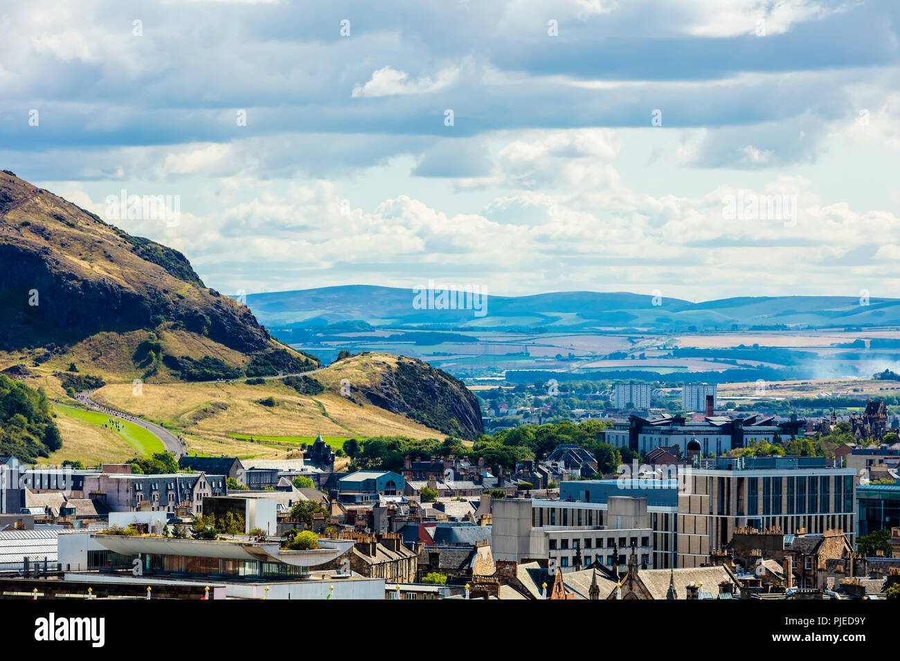 Edinburgh cityscape urban skyline di costruzione vista aerea dal Castello di Edimburgo con Holyrood Park Foto Stock