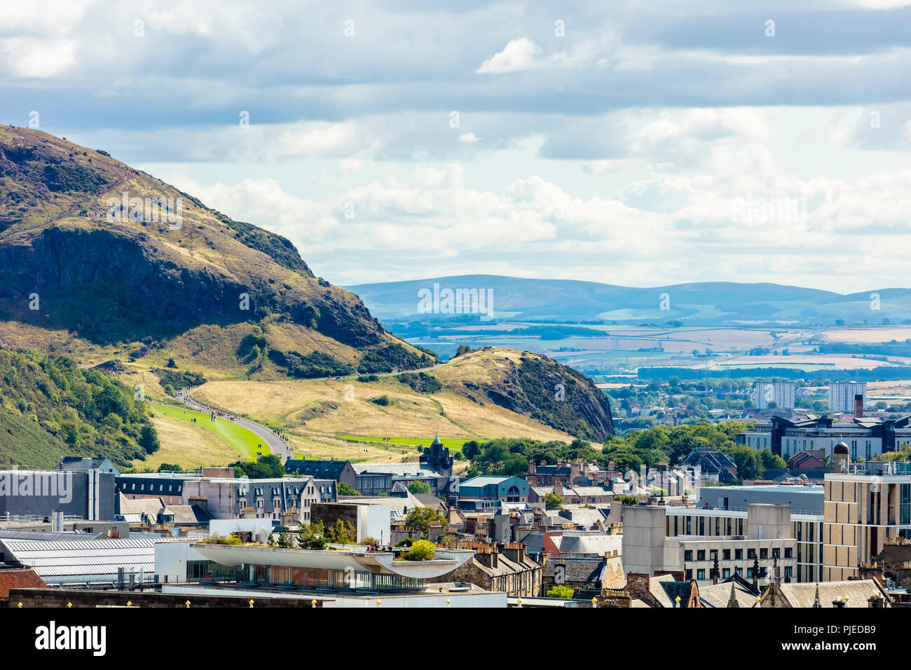Edinburgh cityscape urban skyline di costruzione vista aerea dal Castello di Edimburgo con Holyrood Park Foto Stock