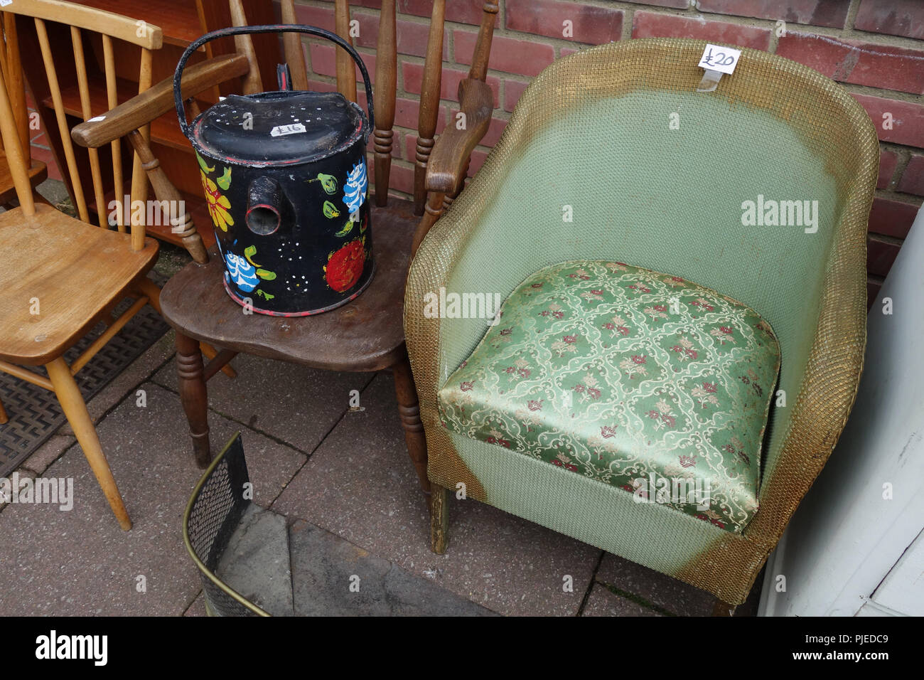 Le merci in vendita presso il negozio di carità a Bexhill-on-Sea, Regno Unito Foto Stock