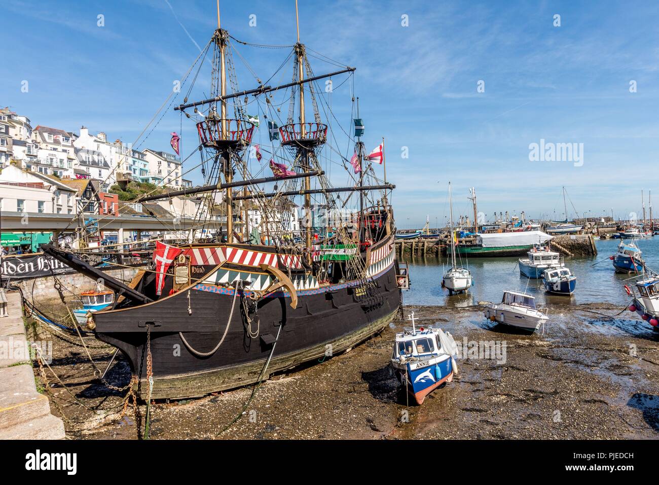 Il Golden Hind nave museo nel porto di Brixham a bassa marea, Torbay,, Devon, Regno Unito. Foto Stock