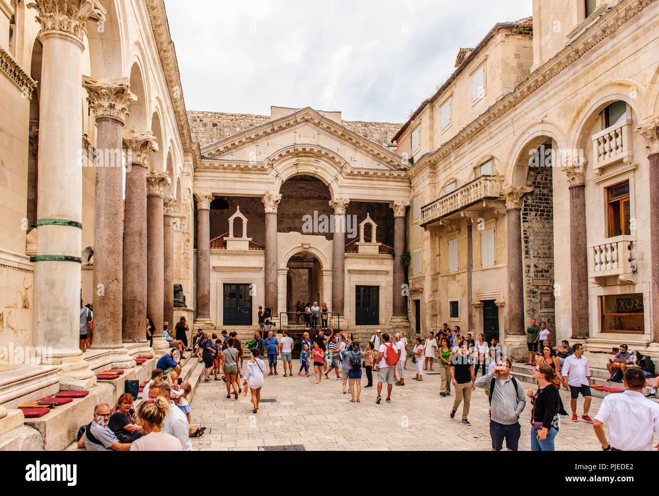 Peristilio nel palazzo di Diocleziano a Split, Croazia Foto Stock