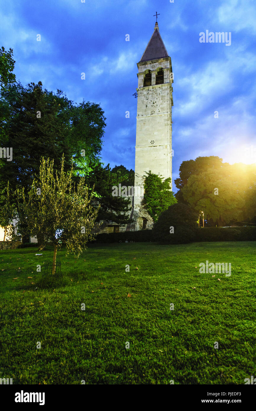Campanile di una chiesa vicino al Palazzo di Diocleziano a Split, Croazia Foto Stock