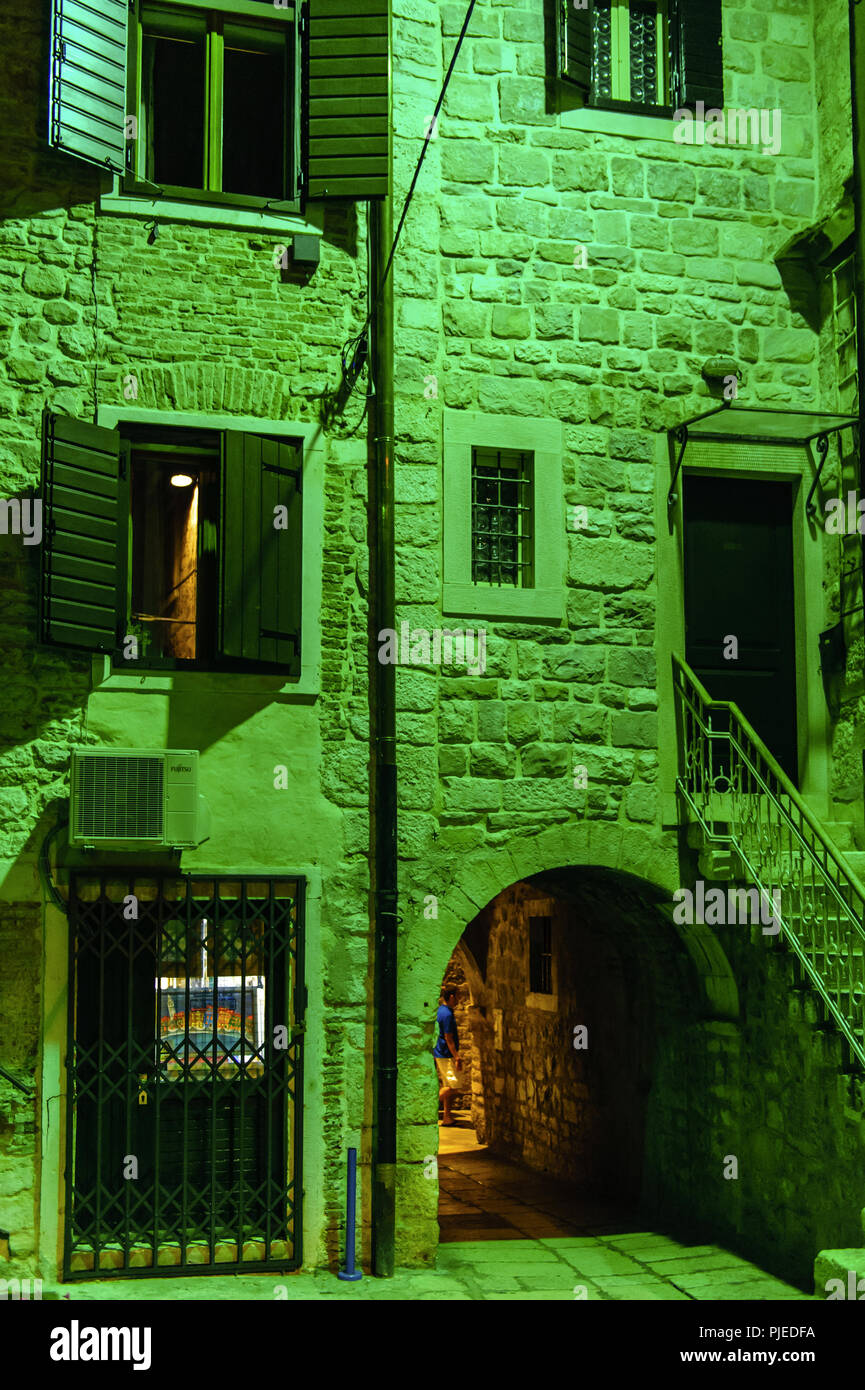 Fredde e calde luci nel palazzo di Diocleziano a Split, Croazia Foto Stock