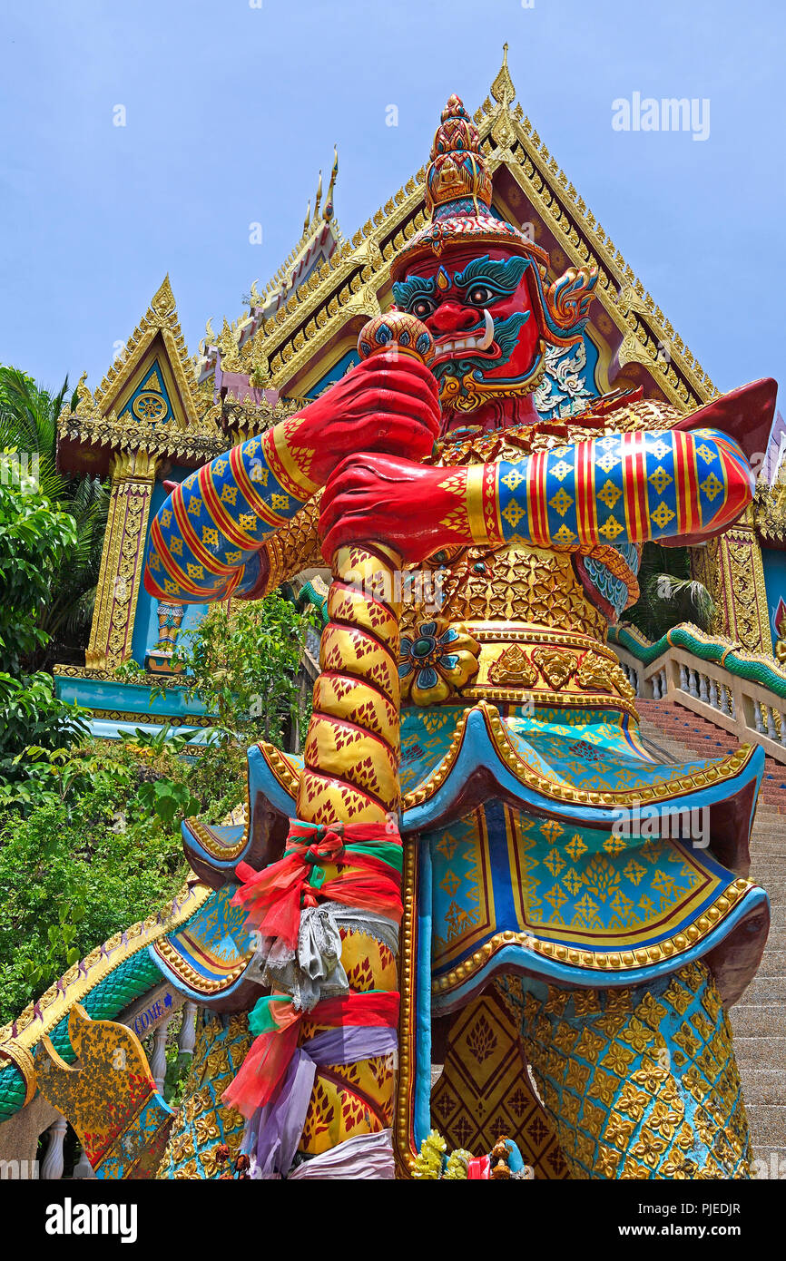 Idolo funi come un lottatore nel tempio Wat Khao Rang, Phuket, Thailandia, Götzenstaue als Kämpfer am Tempel Wat Khao Rang Foto Stock