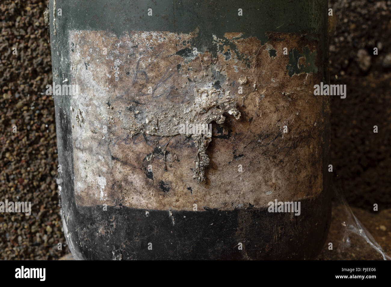 Superficie di sfondo di molto vecchio e polveroso e coperto con spider web etichetta sul vaso nero Foto Stock