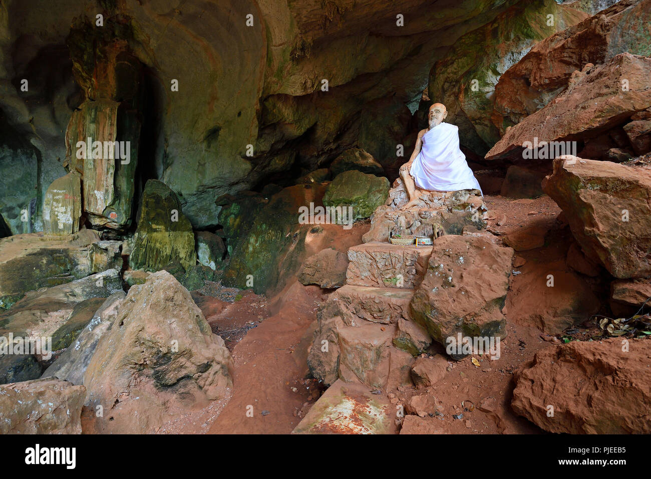 Seduto statua di un monaco nella grotta tempio Wat Tham Suwan Khuha, Phang Nga, Thailandia, statua sitzende eines Mönch im Höhlentempel Wat Tham Suwan Khuh Foto Stock