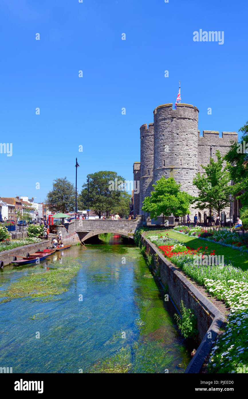 Punting sul grande stour con westgate towers in background, Canterbury Foto Stock