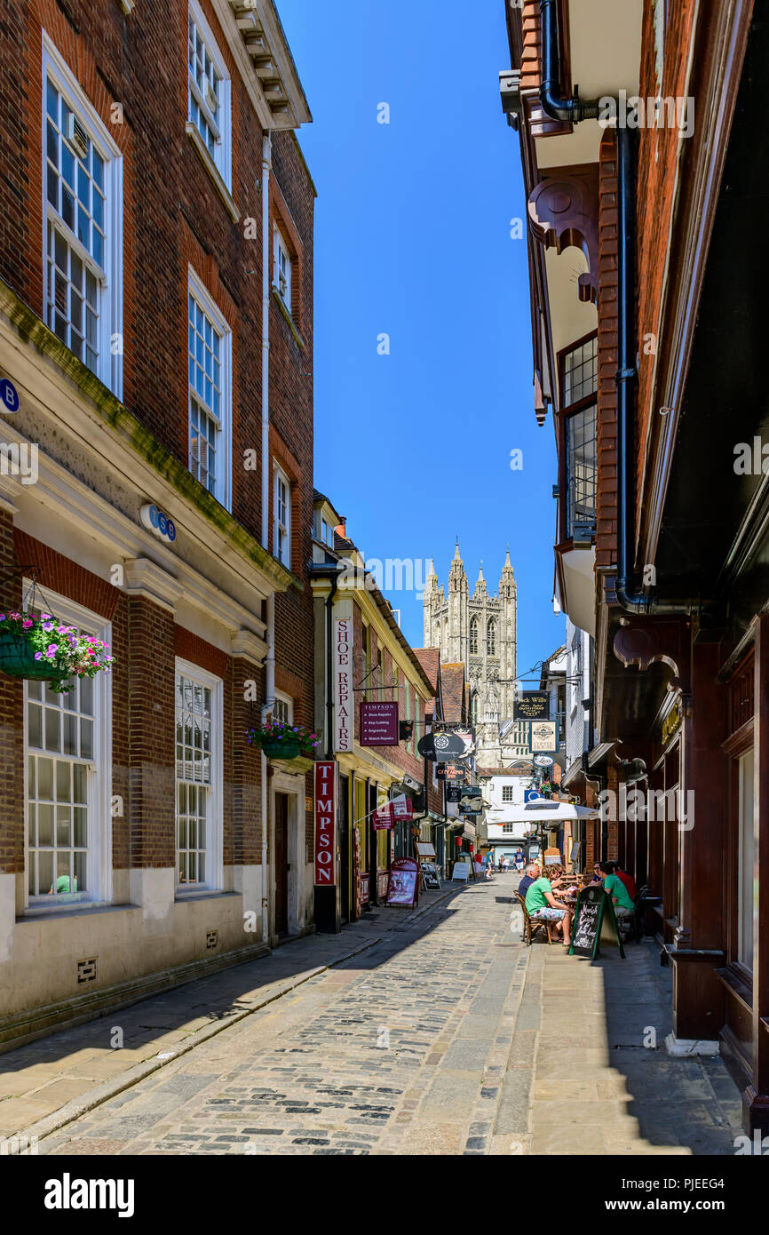 Vista della cattedrale di Canterbury torre lungo la stretta corsia macelleria Foto Stock