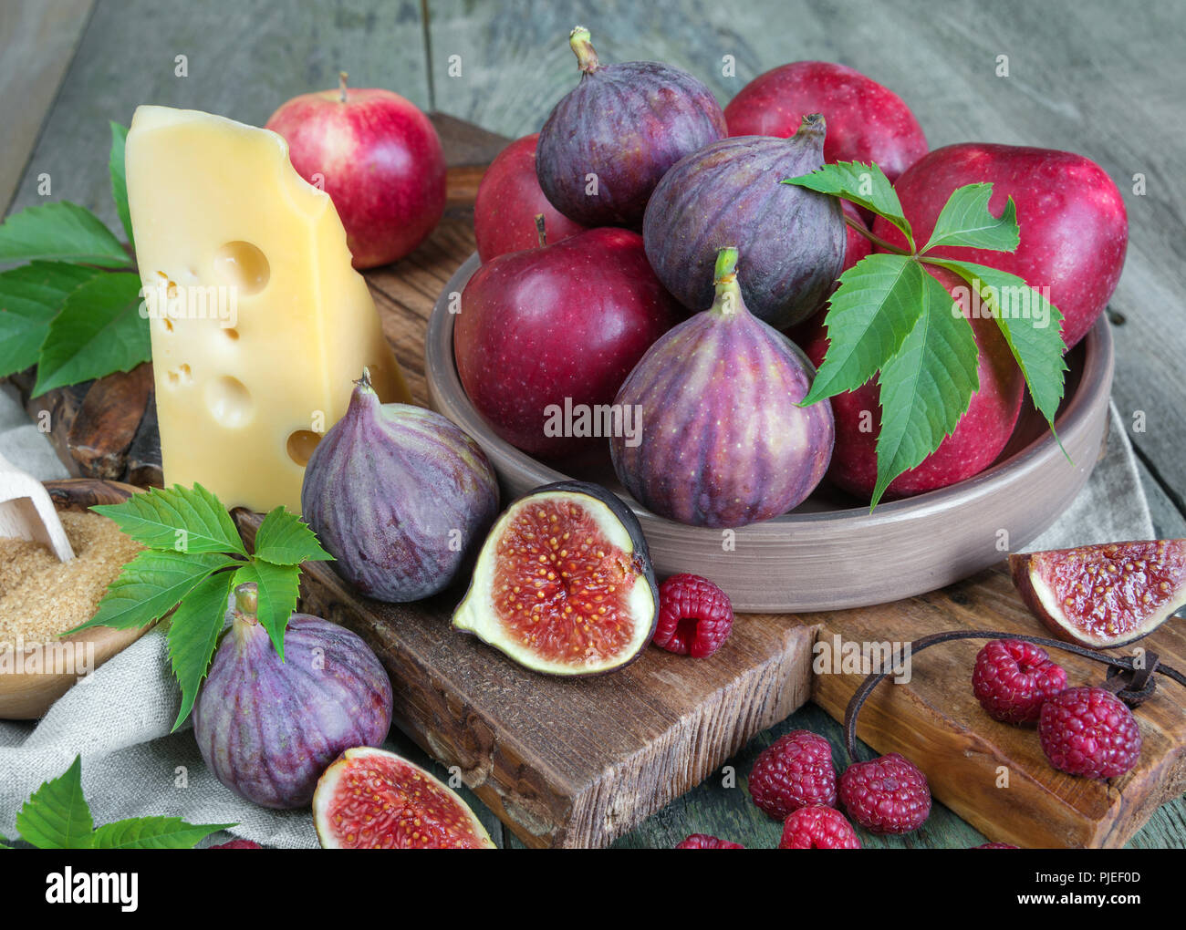 Frutta verdura sul tagliere immagini e fotografie stock ad alta risoluzione  - Alamy