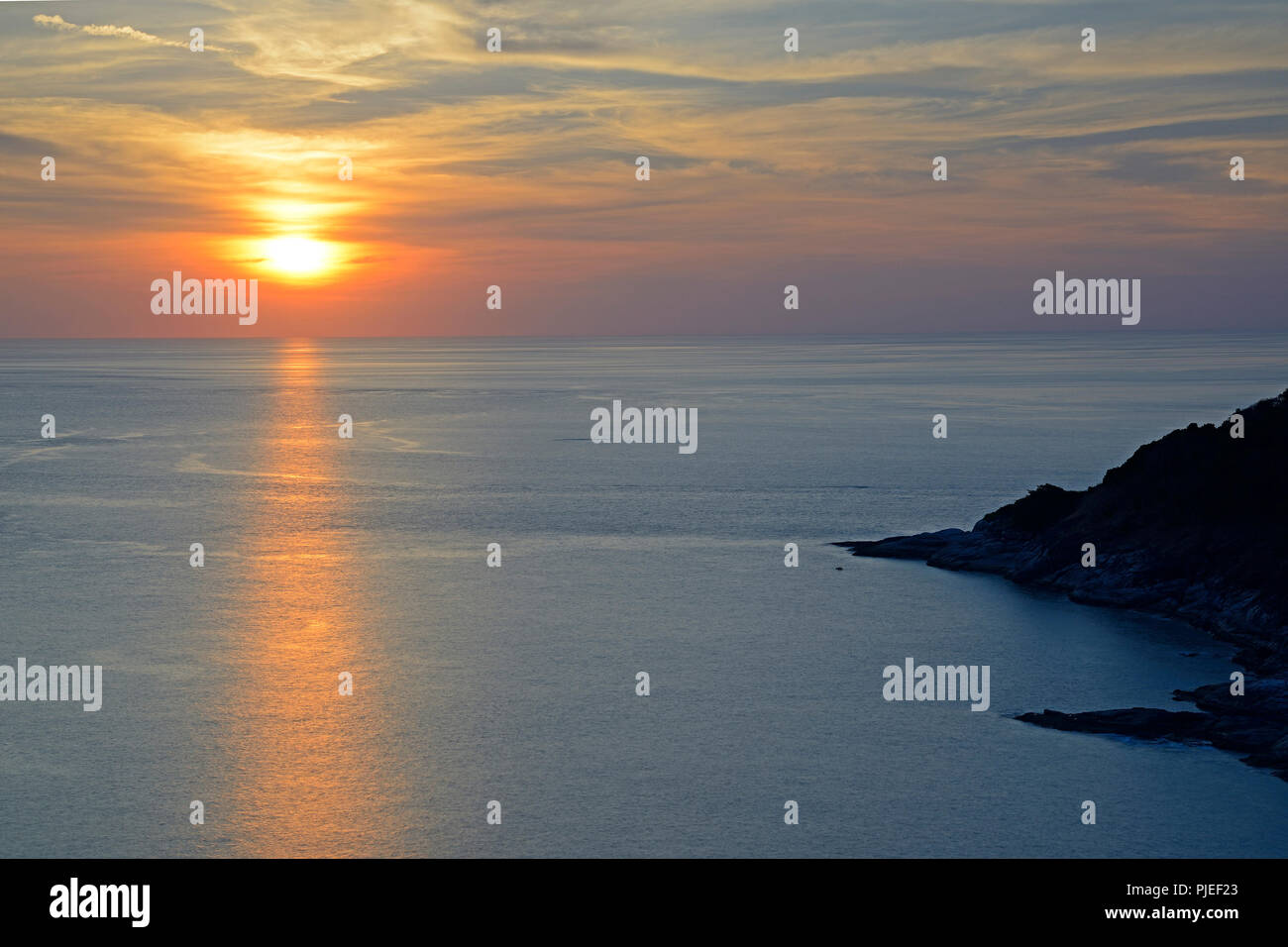 Sundown pieno di colore nel Promthep cape, Phuket, Thailandia, farbenvoller Sonnenuntergang am Promthep cape, Phuket Foto Stock