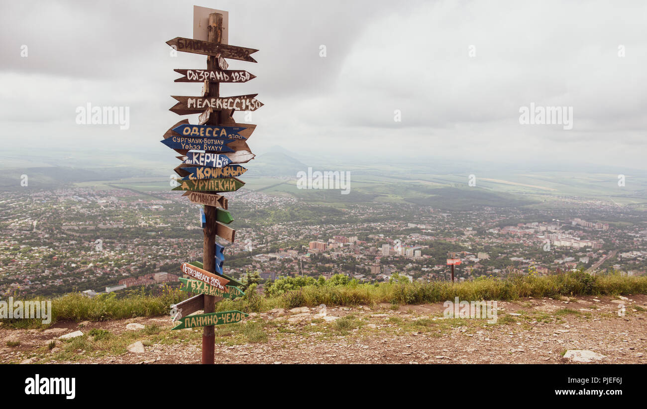 Colonne con la direzione e la distanza per le città. Woodwn colonne Foto Stock
