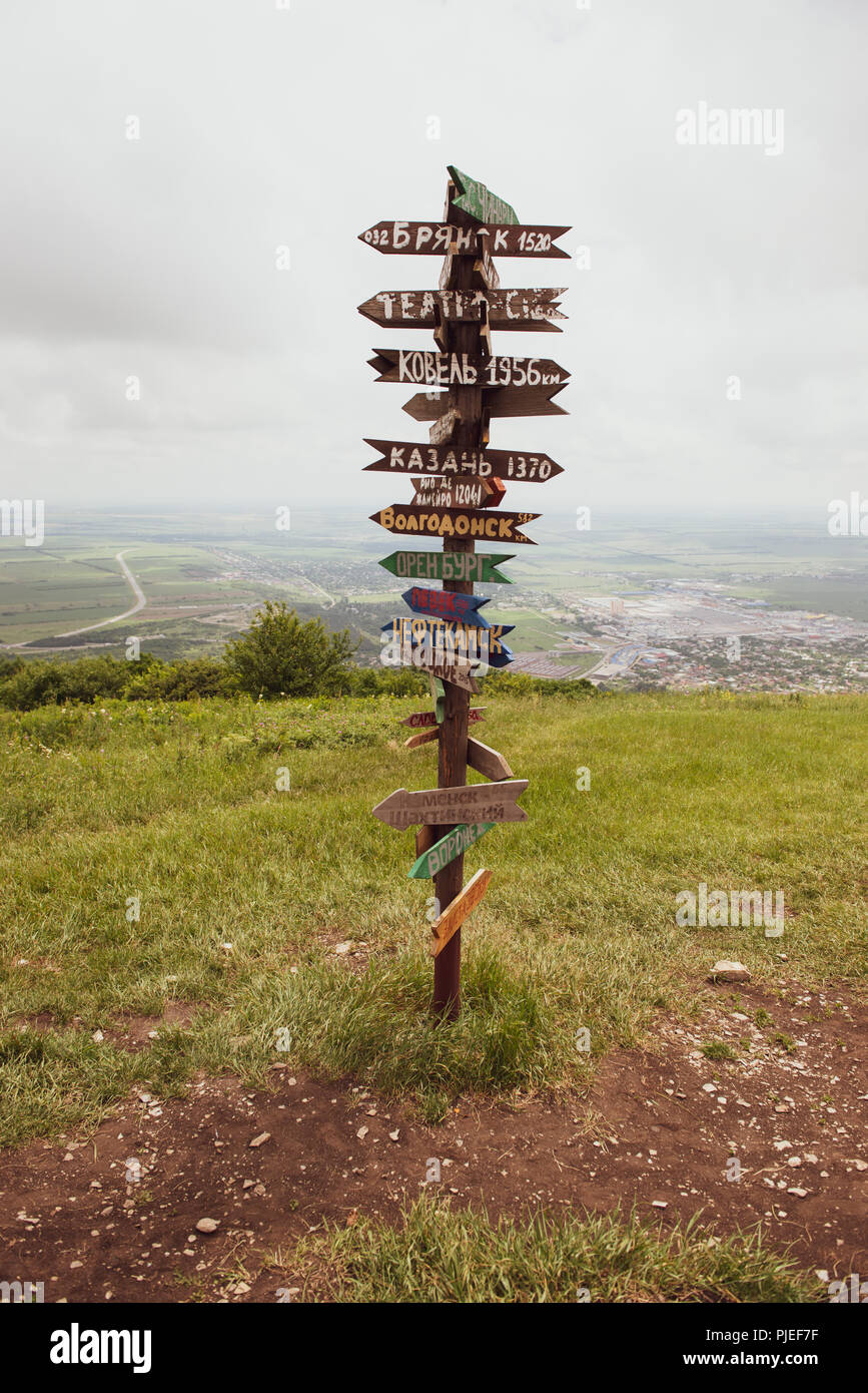 Colonne con la direzione e la distanza per le città. Woodwn colonne Foto Stock